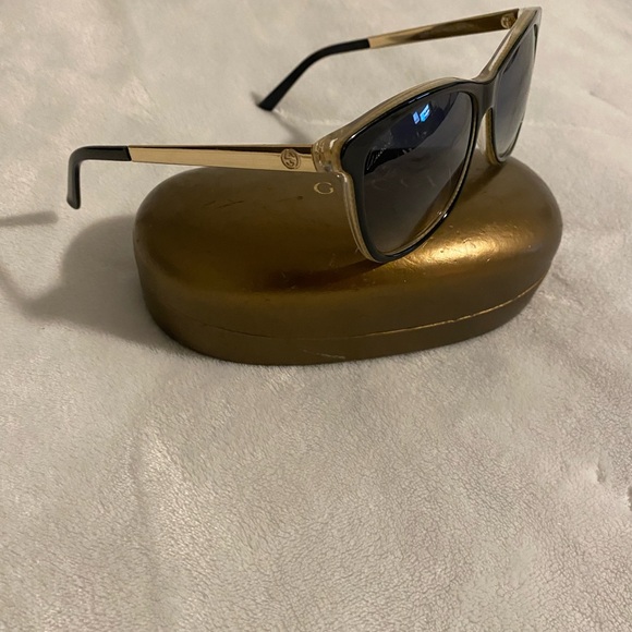 Gucci Gold & Black Sunglasses: Luxe Look w/ Case, Dramatically Reduced - Picture 16 of 16
